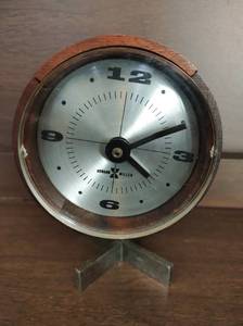 lot 7 image: Mid Century Modern Tabletop Clock by Howard Miller