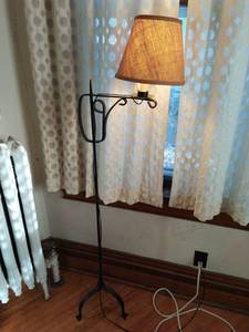 lot 22 image: Iron Floor Lamp