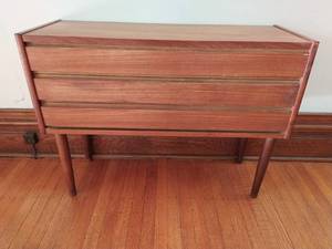 lot 24 image: Mid Century Modern Three Drawer Chest