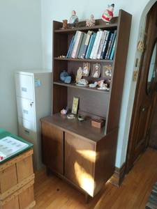 lot 31 image: Mid Century Modern China Hutch Cabinet