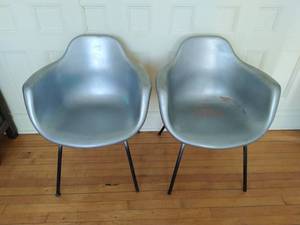 lot 32 image: Pair of Mid Century Modern Style Chairs
