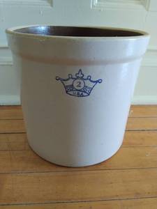 lot 35 image: Vintage Blue Crown Robinson Ransbottom 2 Gallon Crock
