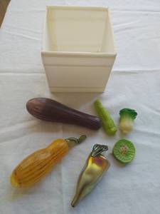 lot 40 image: Collection of Food Dcor