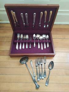 lot 47 image: Collection of Silverware