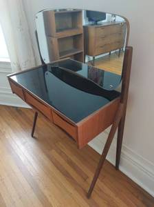 lot 4 image: Mid-Century-Modern Child Size Vanity