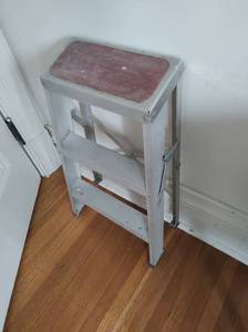 lot 130 image: 25 Tall Stepstool
