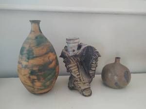 lot 142 image: Three Pieces Of Pottery