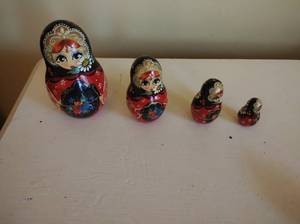 lot 190 image: Carved Nesting Dolls