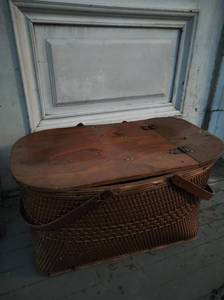 lot 268 image: Antique Picnic Basket