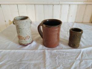 lot 318 image: 3 Pieces of Ceramic Pottery