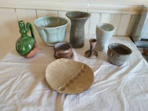 lot 327 image: Collection of 8 Ceramic Pottery Pieces