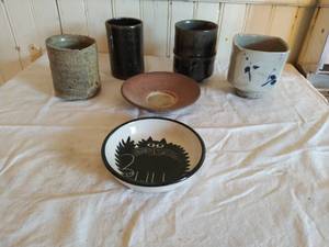 lot 335 image: 4 Ceramic Cups and 2 bowls