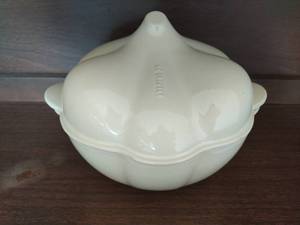 lot 87 image: Le Creuset Garlic Shaped Dutch Oven