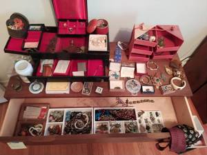 lot 210 image: Collection of Jewelry, Jewelry Boxes, and Accessories- Includes some Sterling 925 Jewelry
