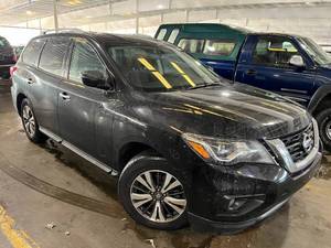 lot 4 image: 2017 Nissan Pathfinder SV