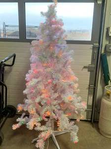 lot 8 image: New Prelit New 6 Foot Christmas Tree