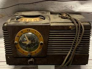 lot 9 image: Antique Philco Model 51-537 Clock Radio