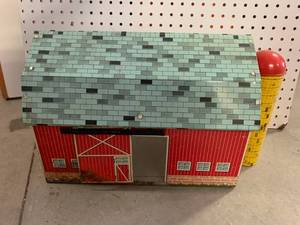 lot 21 image: Sunnyfield Farms Tin Barn Silo