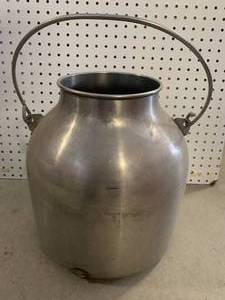lot 22 image: Vintage Heavy Aluminum Pot 17 Tall