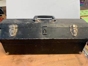 lot 33 image: Metal Toolbox 18 Inch Long