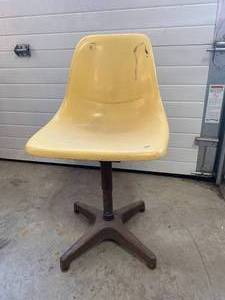 lot 42 image: Heavy Vintage 1971 Ajusto Industrial Chair
