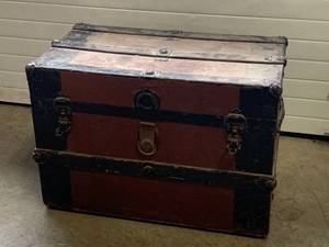 lot 62 image: Antique Trunk 27  Wide 19 Tall 15  Deep