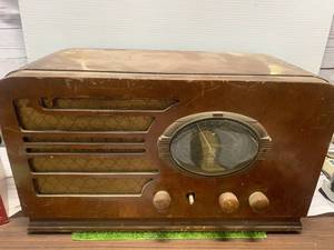 lot 75 image: Vintage Coronado Shortwave Radio 686-B