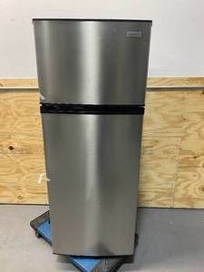 lot 13 image: VISSANI 7.1 cu. ft. Top Freezer Refrigerator in Stainless Steel Look