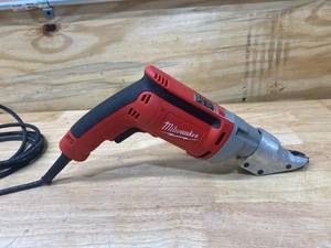 lot 16 image: MILWAUKEE 6.8 Amp 18-Gauge Shear