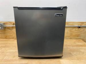 lot 91 image: MAGIC CHEF 1.7 cu. ft. Freezerless Mini Fridge in Stainless Steel