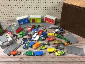lot 49 image: Vintage Hot Wheels - Matchbox - Accessories