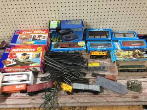 lot 54 image: HO Train Set - Cars - Track - RailPower 1400