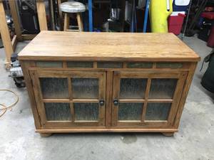 lot 70 image: Oak TV-Stereo Cabinet