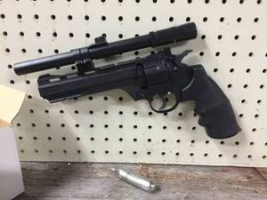 lot 82 image: Crossman CO2 Air Pistol