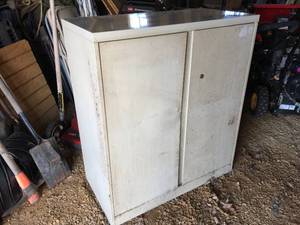 lot 88 image: Metal 2 Door Shop Cabinet