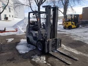 lot 3 image: NISSAN 5000 POUND FORKLIFT