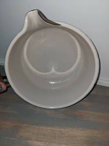 lot 26 image: Vintage Le Creuset #14 Cast Iron Sauce Pan w Wood Handle Pour Spout & Lid Brown