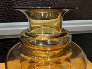 lot 6 image: Riihimaki Riihimaen Lasi Oy Amber Art Glass Vase Tamara Aladin