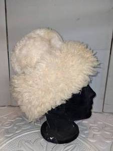 lot 49 image: Vintage Mod Natural Wool Winter Hat