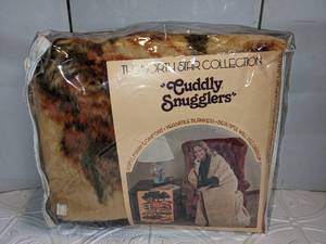 lot 51 image: Cuddly Snugglers Blanket, Thoroughbreds Design, New
