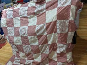 lot 73 image: Vintage Queen Size Comforter - Rose wLace Inserts