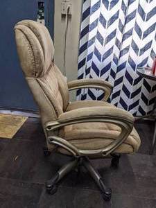 lot 114 image: True Seating Concepts Microfiber Office Chair