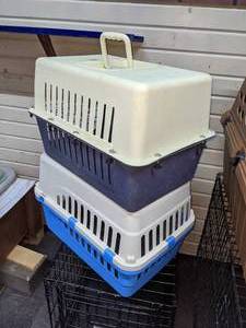 lot 113 image: 2 Plastic Pet Crates for Small Pets