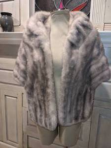 lot 15 image: Silver Fox Fur Stole Rosen Engelson St. Paul