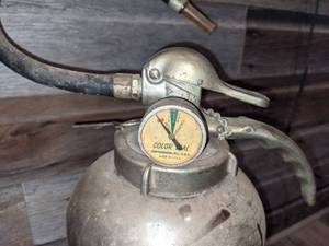lot 19 image: Vintage Underwriters Laboratories Fire Extinguisher