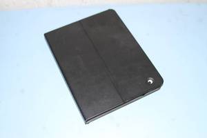 lot 68 image: Apple iPad 3rd Generation with Wi-Fi WiFi & 9.7 Screen with Case & Keyboard