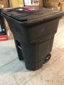 Toter 96 Gal. Blackstone Trash Can with Wheels and Attached Lid not used see pictures