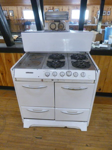lot 3 image: Vintage OKeefe & Merrit Wood and Propane Stove