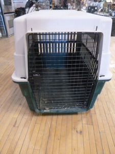 lot 20 image: Large Pet Kennel