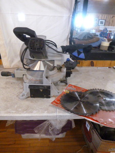 lot 21 image: Delta 10 Compound Miter Saw